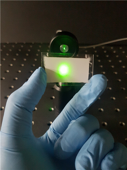 KAIST 박용근, 조영훈 교수팀과 고려대 이헌 교수팀이 공동으로 빛의 산란을 이용해 개발한 광학기기의 모습으로, 빛의 다중 산란이 생겨도 원하는 형태로 빛을 제어할 수 있다.   KAIST 제공